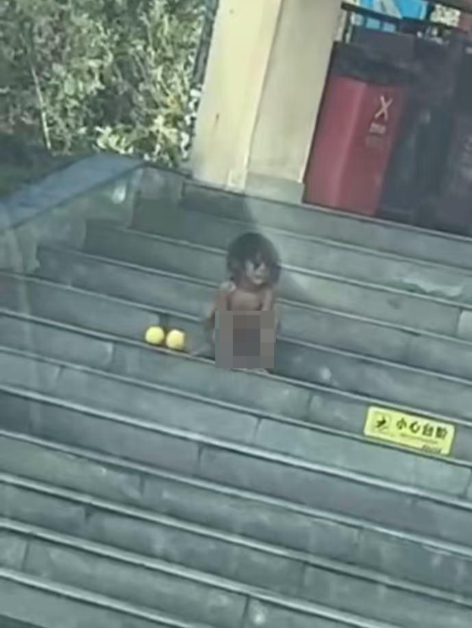 ▲孩子全身赤裸,模仿动物蹲伏的动作 视频截图