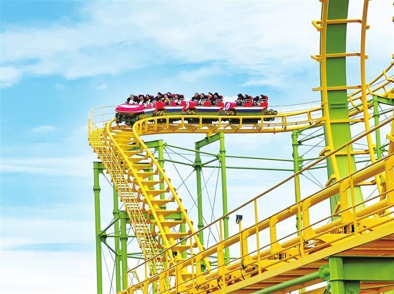 游客在塔尔湾欢乐世界体验过山车 金奉乾