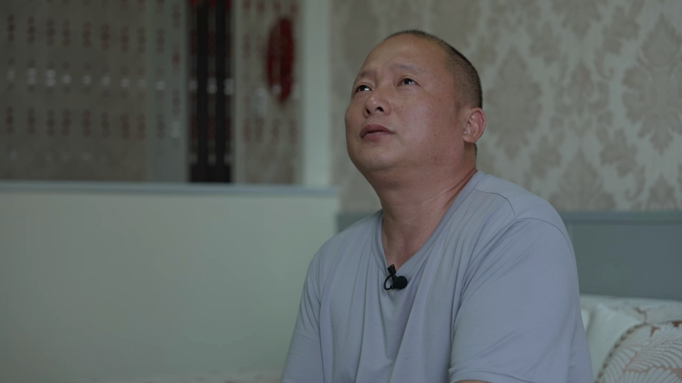 儿子跳楼自杀前的两天还跟我去爬山，回家还洗衣服，给我打水洗脚，毫无征兆，他还可开心了