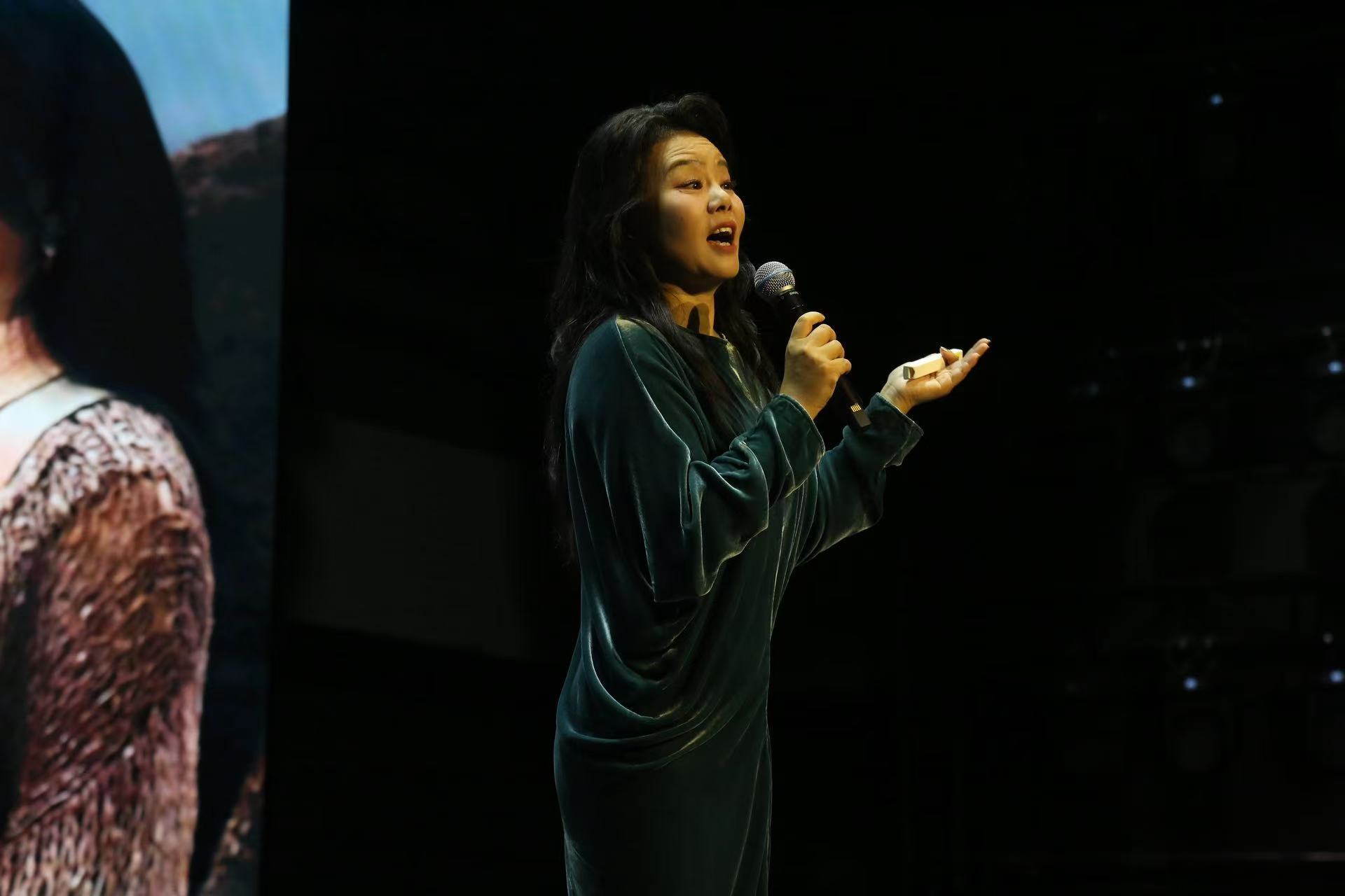 全国新书首发中心龚琳娜《做自己 不忐忑》深圳首发