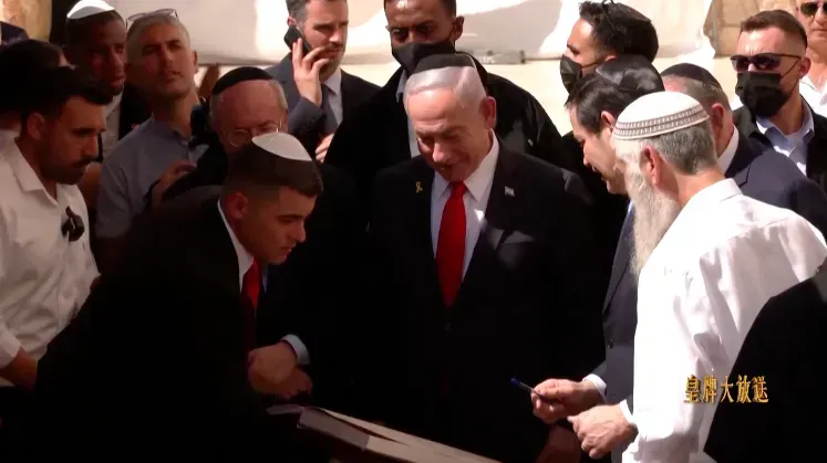 三度出任总理，累计执政超17年，内塔尼亚胡在以被称为不倒翁和变色龙