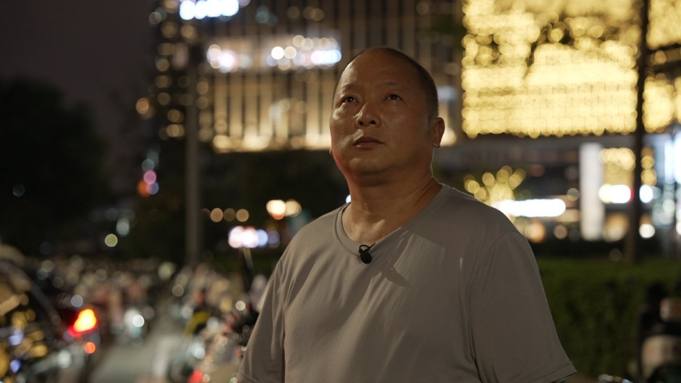 “我读着天价的学校，妈妈却住在破院子补衣服”，女儿的负罪感，如何酿成一场跳楼悲剧？