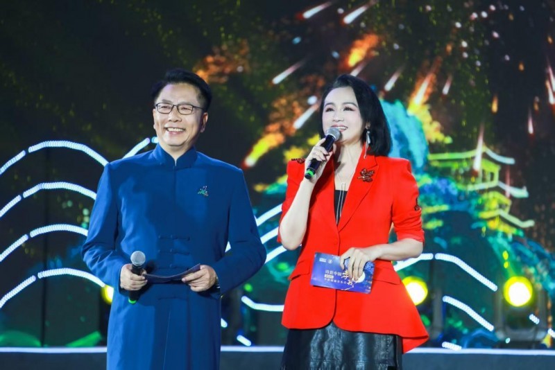 (图2)著名主持人曹颖、朗诵艺术家、晚会总导演张宏共同主持。