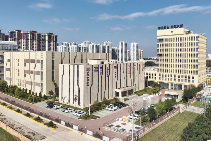 这是9月14日拍摄的甘肃庆阳“东数西算”产业园区 (石强 摄)