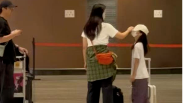 汤唯一家四口被偶遇，女儿长发飘飘好女神，金泰勇看妻女眼神宠溺封面图