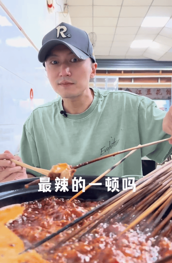 谢霆锋不停地吃串串，又辣又香，超满足！