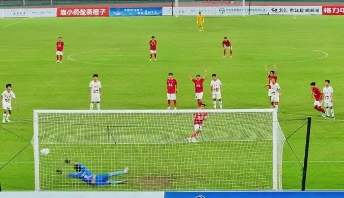 7月13日晚,赣州队主场迎战萍乡队。赣州队通过点球机会成功破门,这是赣超开赛以来首粒点球破门。图片来源:赣南红客户端