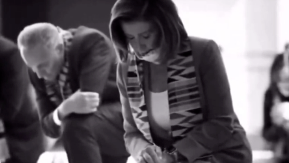 小学生掐架？“不要国王”抗议席卷全美，佩洛西集会上撕毁皇冠，万斯发其向特朗普下跪的AI视频