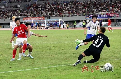 赣州队球员卢欣进球瞬间