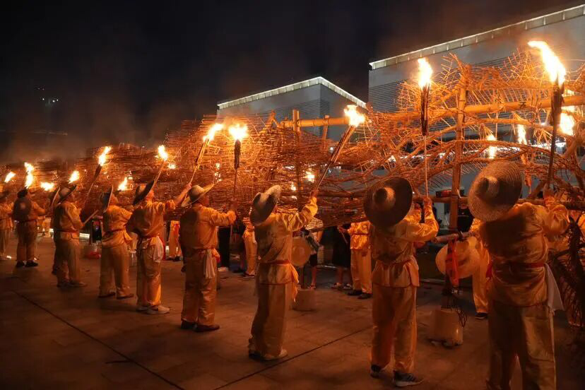 点亮香火龙（汝城县委宣传部 供图）