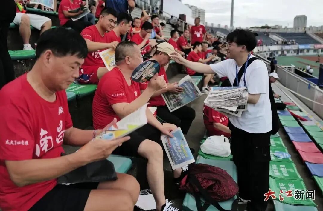 信息日报《赣超》专刊送入赛场。大江新闻 全媒体记者王祺 摄