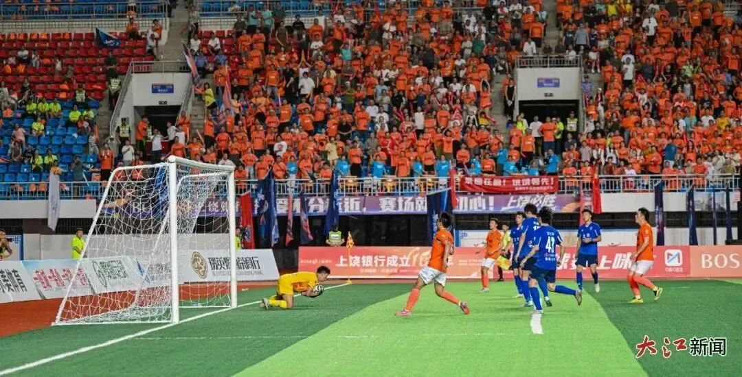 8月23日晚,上饶队主场迎战景德镇队。守门员用身体和双手将球稳稳抱住。江西日报全媒体记者张翰林摄