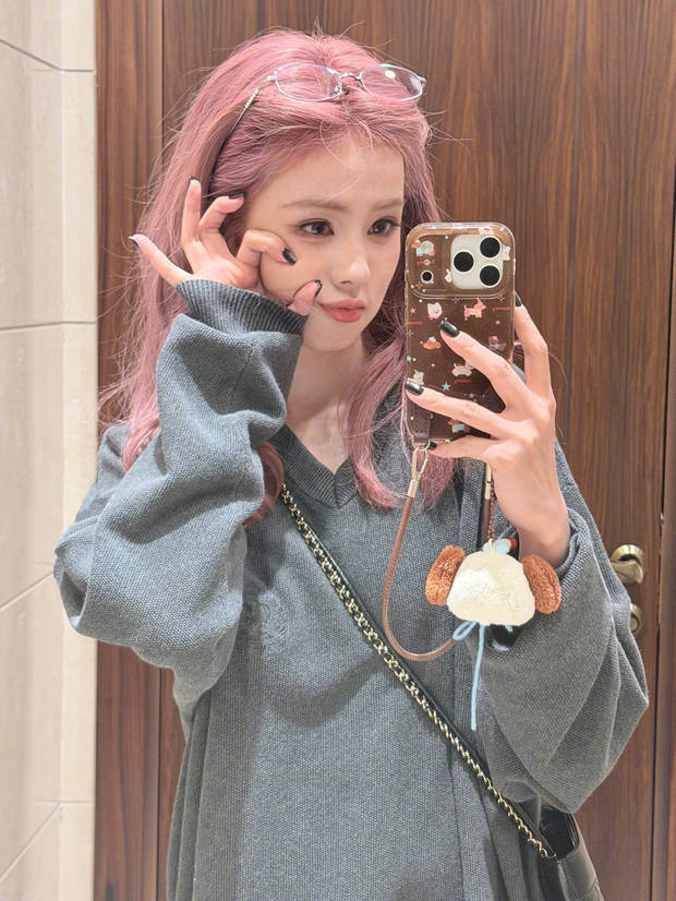 白鹿妆容精致。