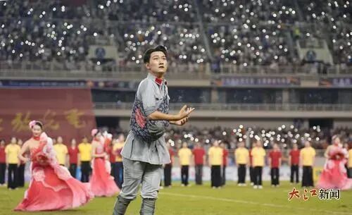 吉安主场万人唱响《映山红》。黄远坤 摄