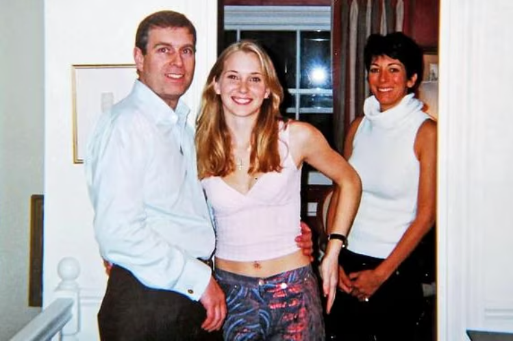 安德鲁王子在左侧,手臂搂着弗吉尼亚·罗伯茨·朱弗雷的腰;吉斯莱恩·麦克斯韦在右侧,靠在门框上。