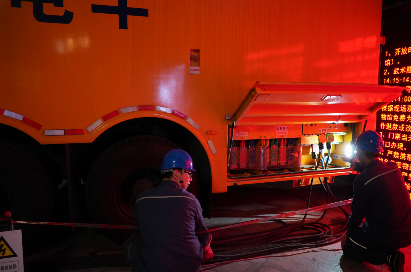 佛山禅城供电局保电工作人员守护应急发电车,保障应急设备状态稳定 (杜萱摄)