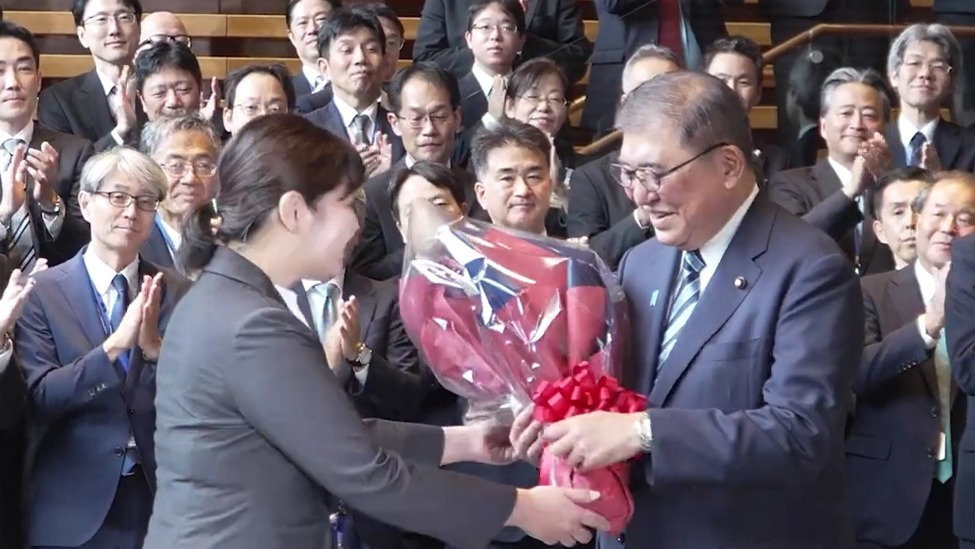 石破茂卸任当天笑得合不拢嘴，曾吐槽当首相太累，没多少让人开心的事