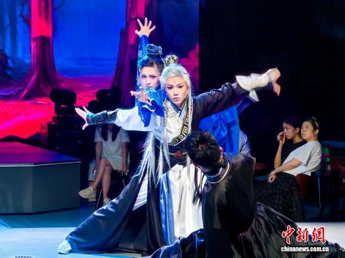 8月23日，在湖南长沙湘江剧场上演的沉浸式新中式湘剧《聂小倩》。张雪盈　摄