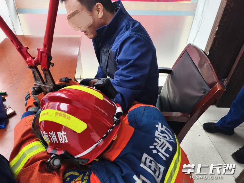 消防员帮助男子“破戒”。 长沙晚报通讯员 阮鹏霖 摄