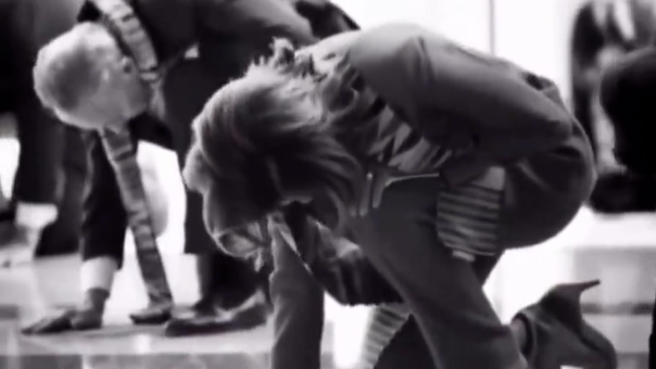 万斯发“特朗普登基佩洛西下跪”AI视频，台名嘴：这个马屁真的是拍得空前绝后