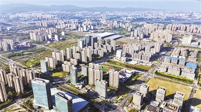 2025年的红谷滩区南昌西站周边高楼林立，基础设施完善