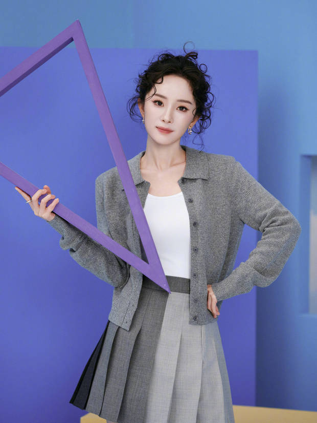 杨幂卷发造型让人眼前一亮。