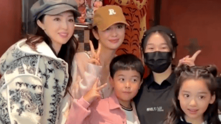 董璇佟丽娅带娃逛商场 小酒窝朵朵热情打招呼超可爱