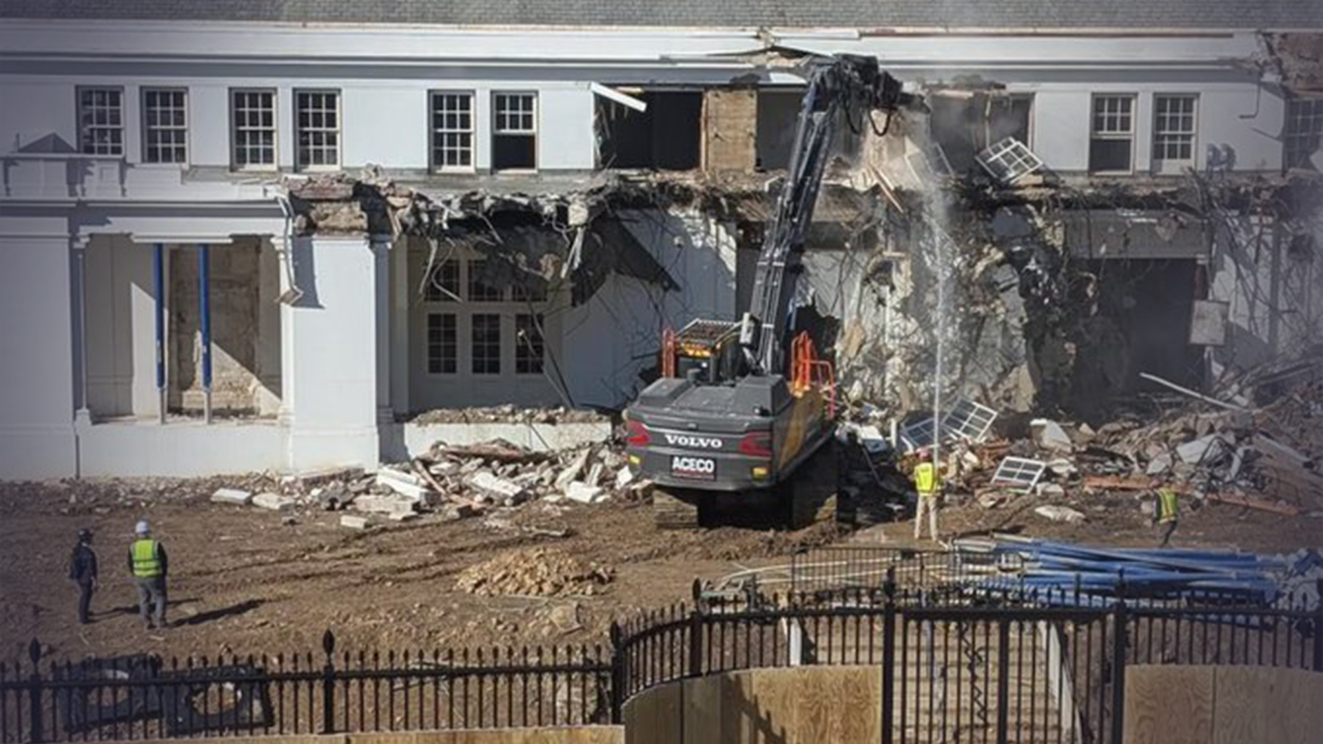 现场画面曝光！特朗普开始“拆白宫”，为造价2亿美元宴会厅腾地方