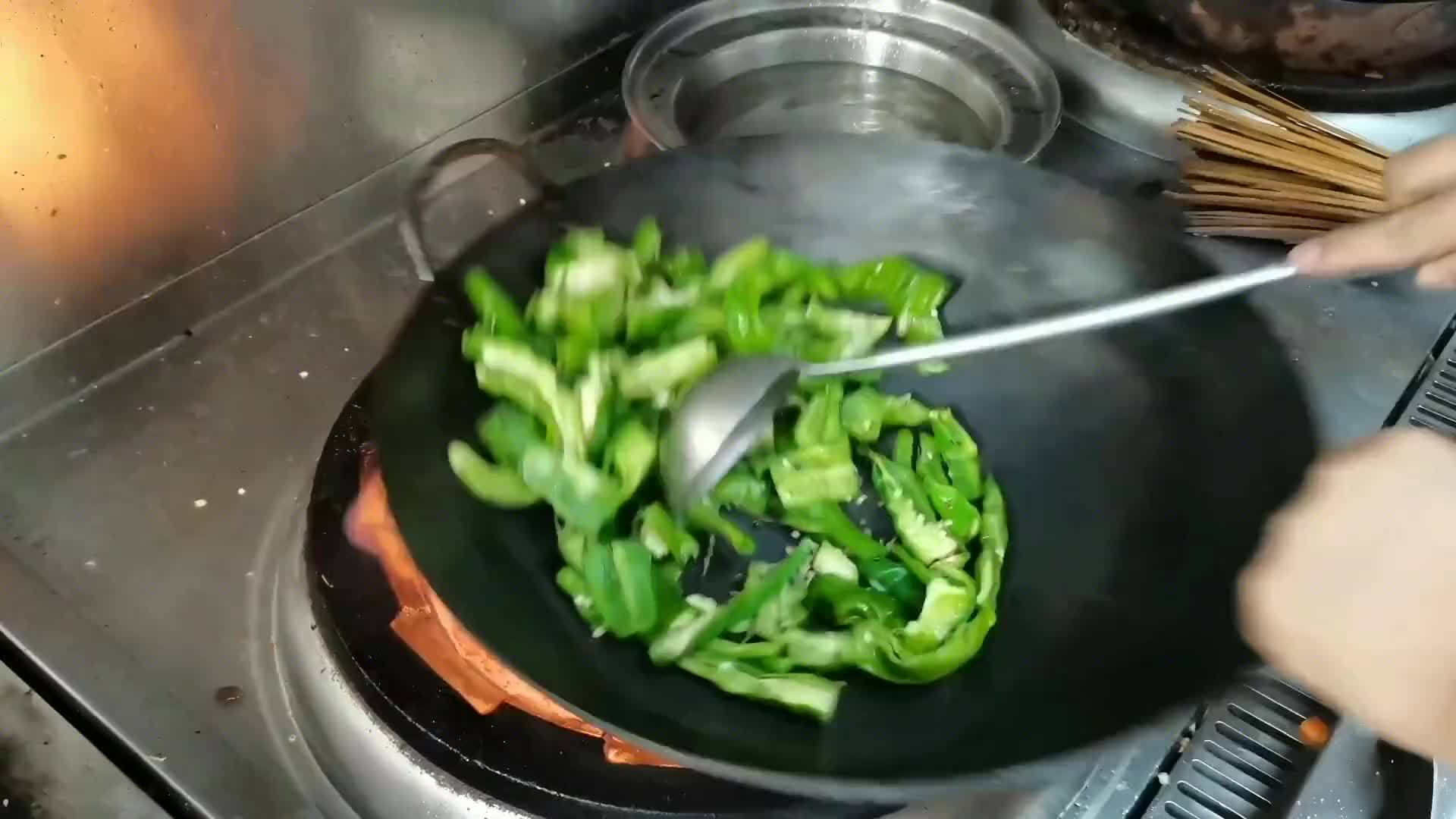 饭店最暴躁的大厨，每天只做一道菜小炒肉，不顺心连老板娘都敢骂