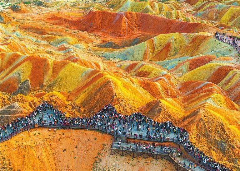 一场秋雨过后，张掖七彩丹霞色彩更加鲜艳夺目，独特的景色吸引全国各地游客纷至沓来。新甘肃·甘肃日报通讯员　杨潇