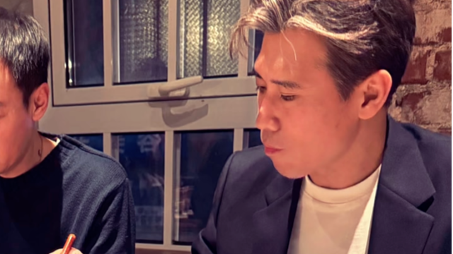 辛柏青吃饭被偶遇，瘦了老了破碎感太强，一旁李乃文不停给他夹菜封面图