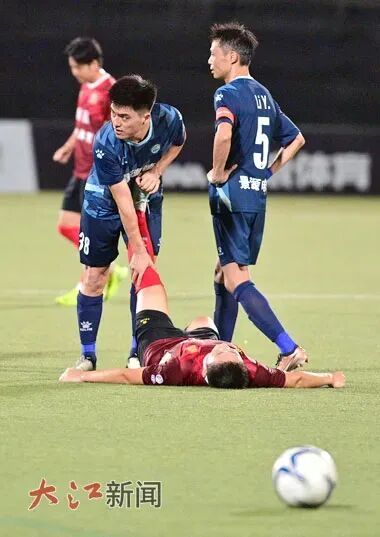 7月12日,景德镇队球员为抽筋的南昌队球员进行腿部按压。江西日报全媒体记者 杨继红 江西日报全媒体记者 徐铮 摄