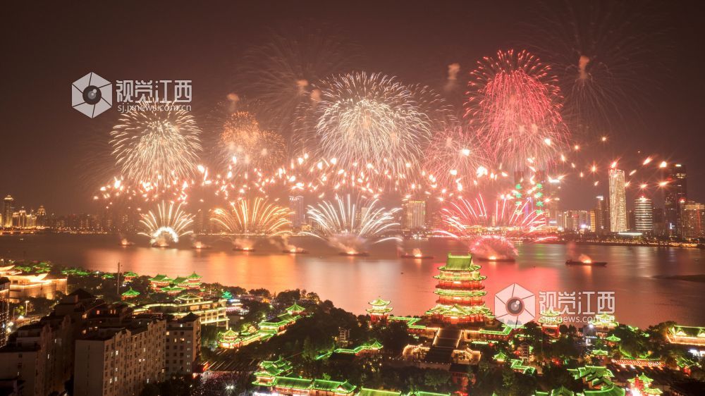 国庆烟花晚会在赣江之上启幕(徐国亮摄)