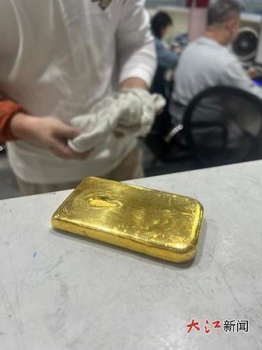 客户正在办理大额卖金业务。