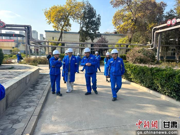图为10月21日，来自加拿大、爱尔兰、德国、韩国等国家和地区的海外华文媒体融合采访团走进兰州石化。刘潇　摄