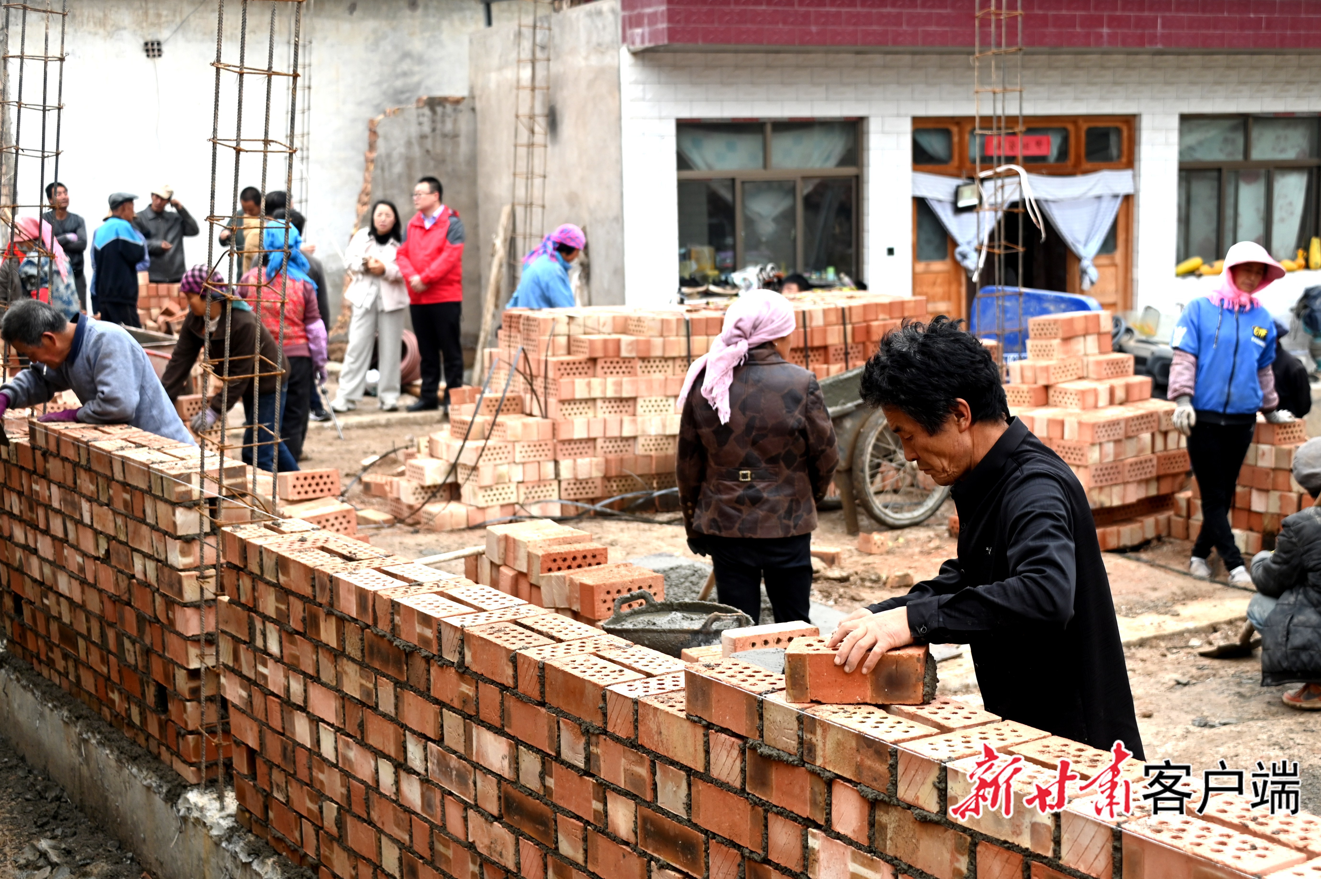 文峰镇汪家坡村维修加固和重建现场　本文图片均由新甘肃&middot;甘肃日报通讯员崔翔龙摄
