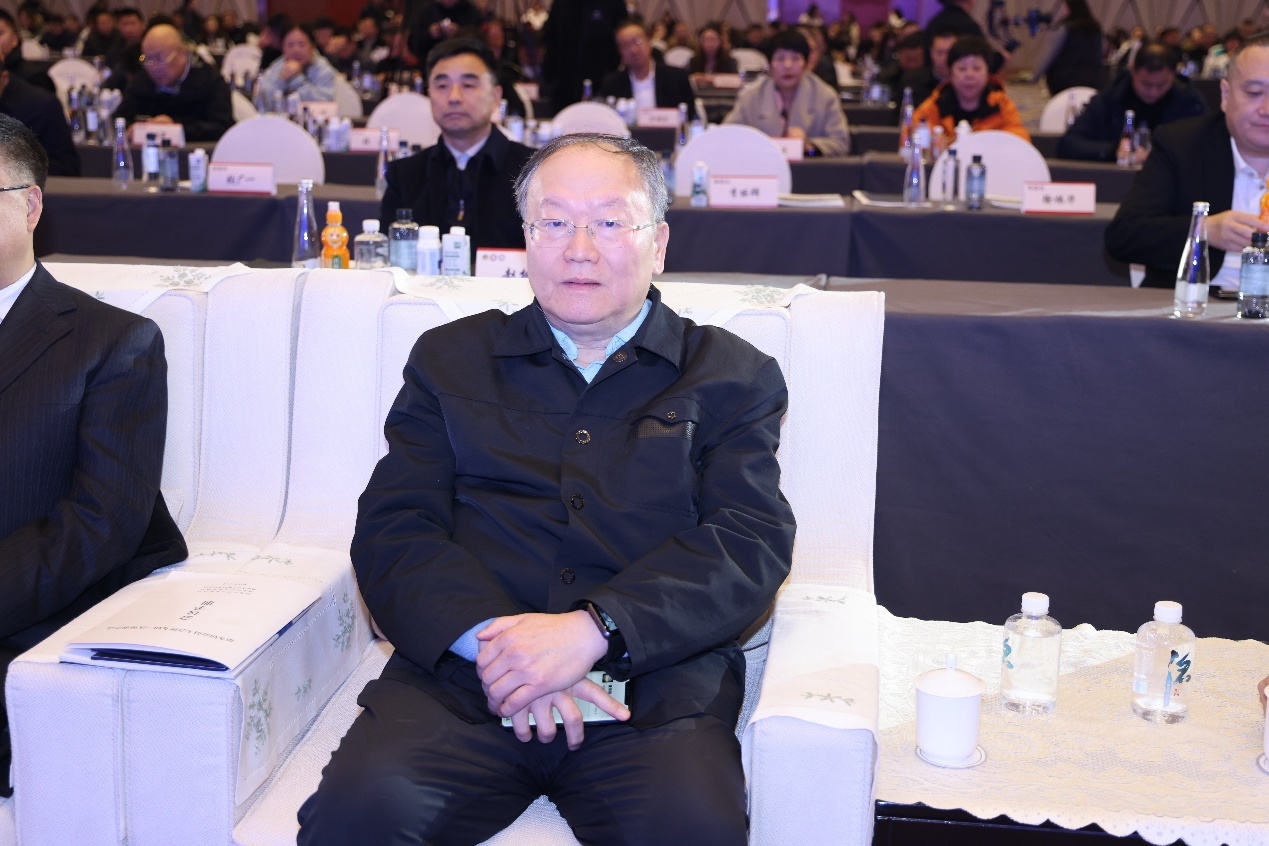第九届理事会顾问、省人大社会建设委委员、省社科院原院长董伟俊