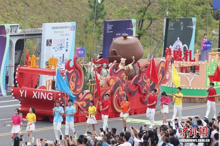 10月18日，中国陶瓷产区城市江苏宜兴进行花车巡游。当日，江西景德镇举行“1819陶瓷嘉年华”花车巡游活动，邀请国际城市、中国产瓷区、世界文化遗产城市及艺术家们参与，汇聚不同地域、不同风格的陶瓷艺术表达，向世界展现陶瓷艺术的魅力。　中新社记者 刘占昆 摄