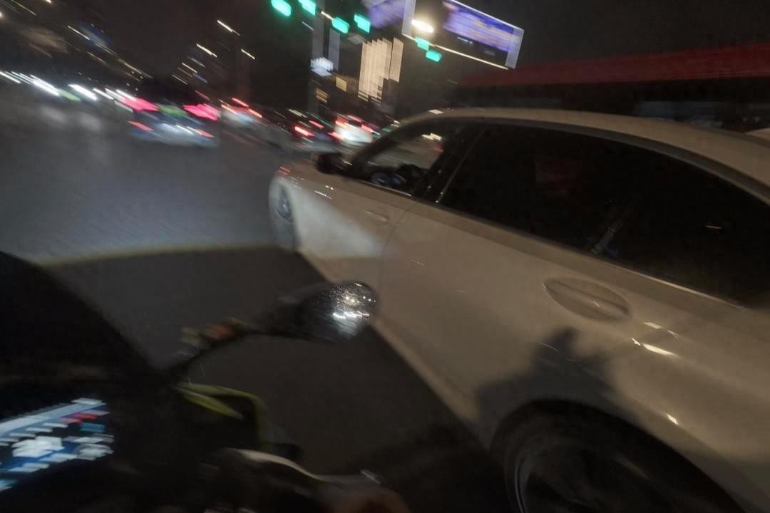 洪某运动相机拍摄的白色轿车变道画面