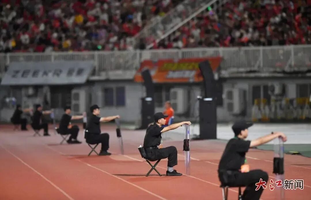 8月30日,赣超联赛第八轮,南昌队坐镇主场迎战鹰潭队。现场尽职的安保人员。 大江新闻 全媒体记者王祺 摄