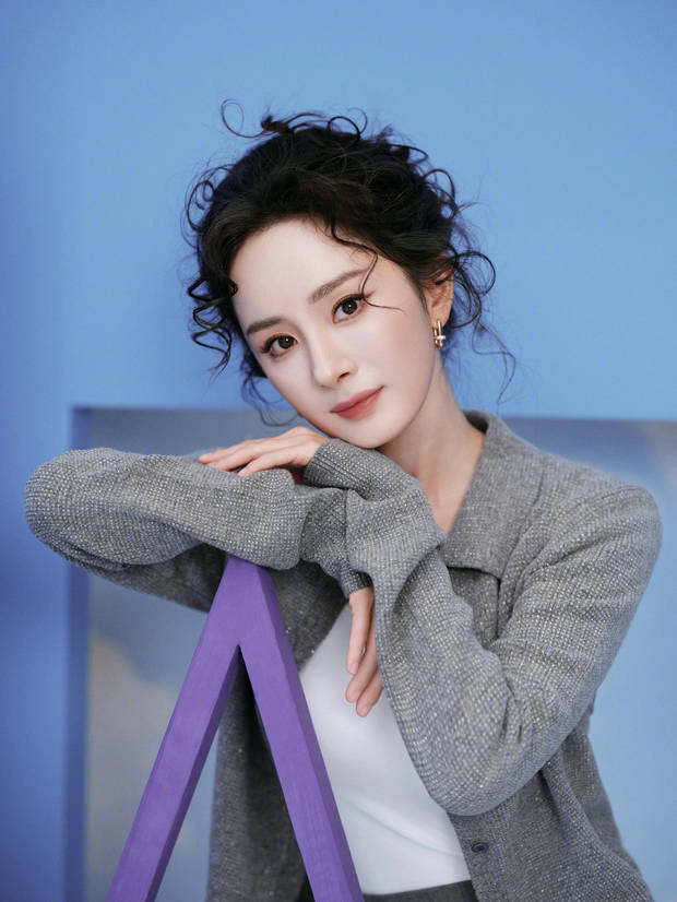 杨幂发丝凌乱，随性自然。