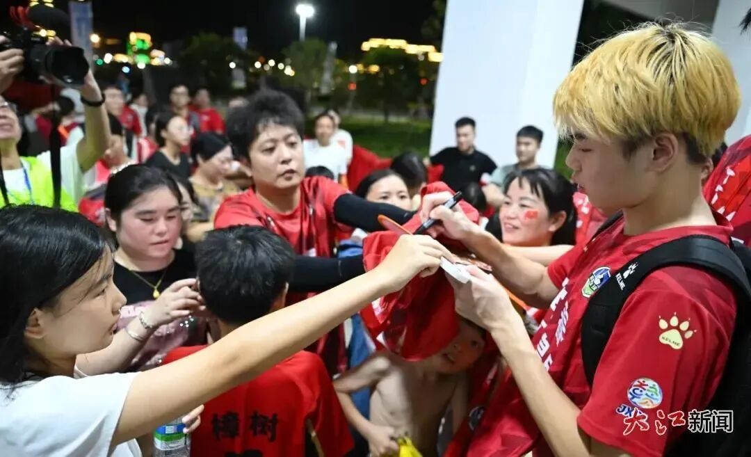 8月16日晚,赛后,球迷排队向宜春队员要签名合照。江西日报全媒体记者张翰林摄
