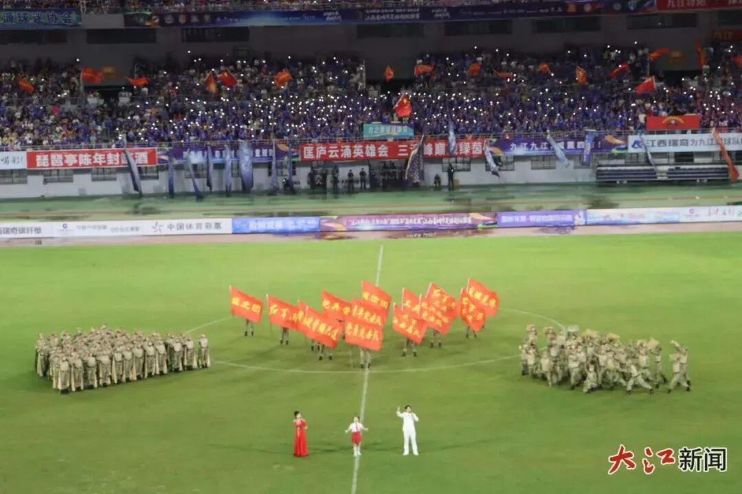 九江主场2.8万人唱响《为了谁》。周亚婧 摄