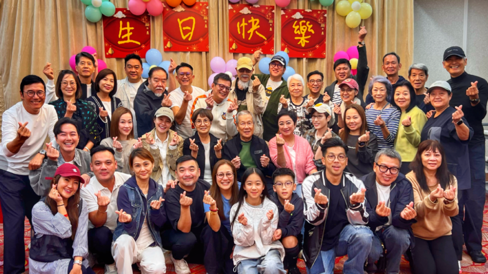 好大气！周润发为香港九位10月生日艺人办聚会，合照时默默站一旁比心封面图