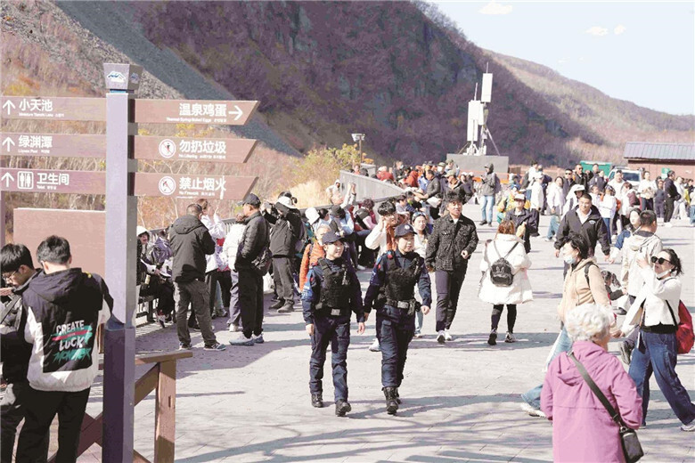 图为民警正在执勤巡逻和服务游客