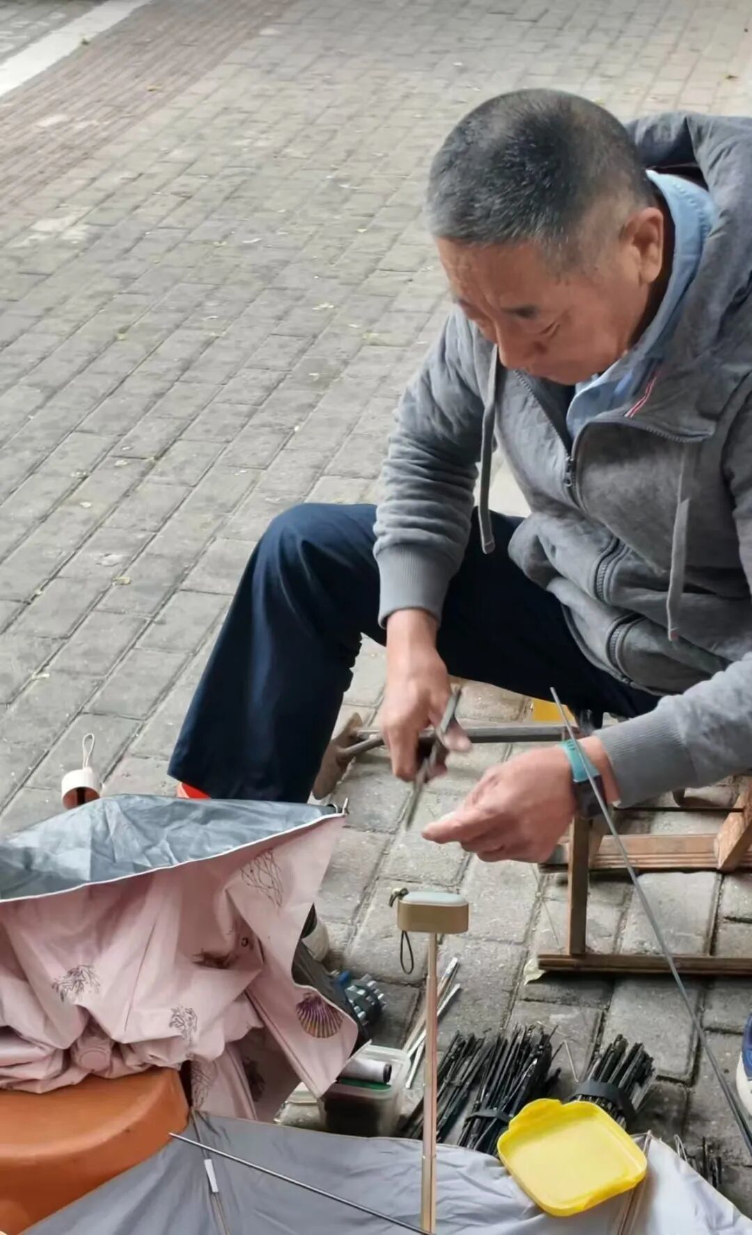 李啟旺在修理鋪修傘 通訊員 周越