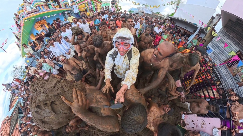 外国博主体验印度一年一度的“泼粪节”，预告片已经相当震撼了