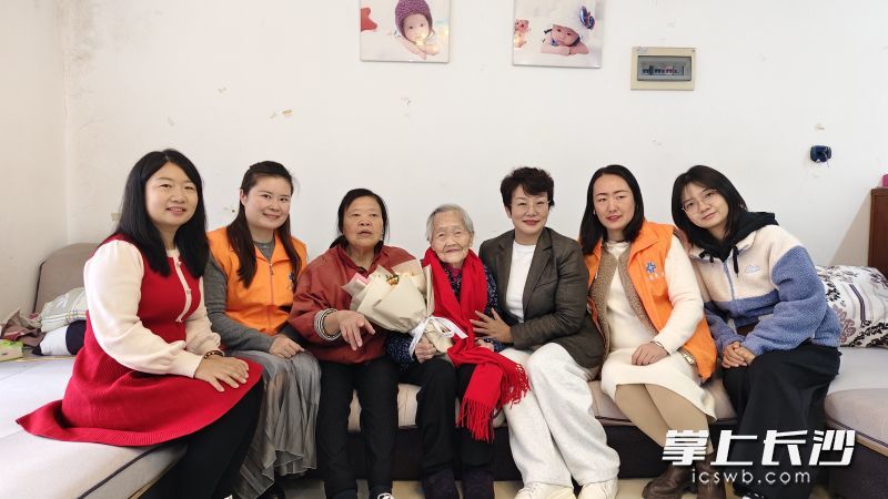 社区工作人员为110岁胡芳梅老人（中）送上节日祝福。 均为长沙晚报全媒体记者周小华摄