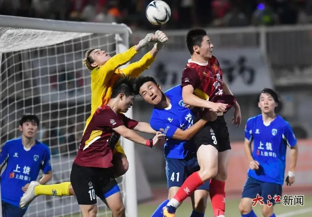 9月6日,南昌队坐镇主场迎战上饶队。两队门前激战。大江新闻全媒体记者王祺 摄