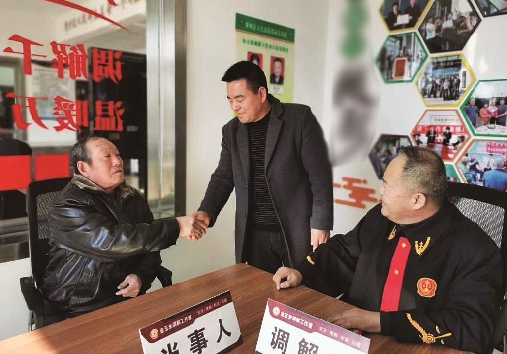 网格法官在综治中心调解邻里纠纷,双方握手言和。
